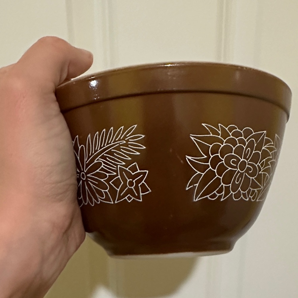 Pyrex 401 Woodland Brown Mixing Bowl with Floral Design - Picture 3 of 6